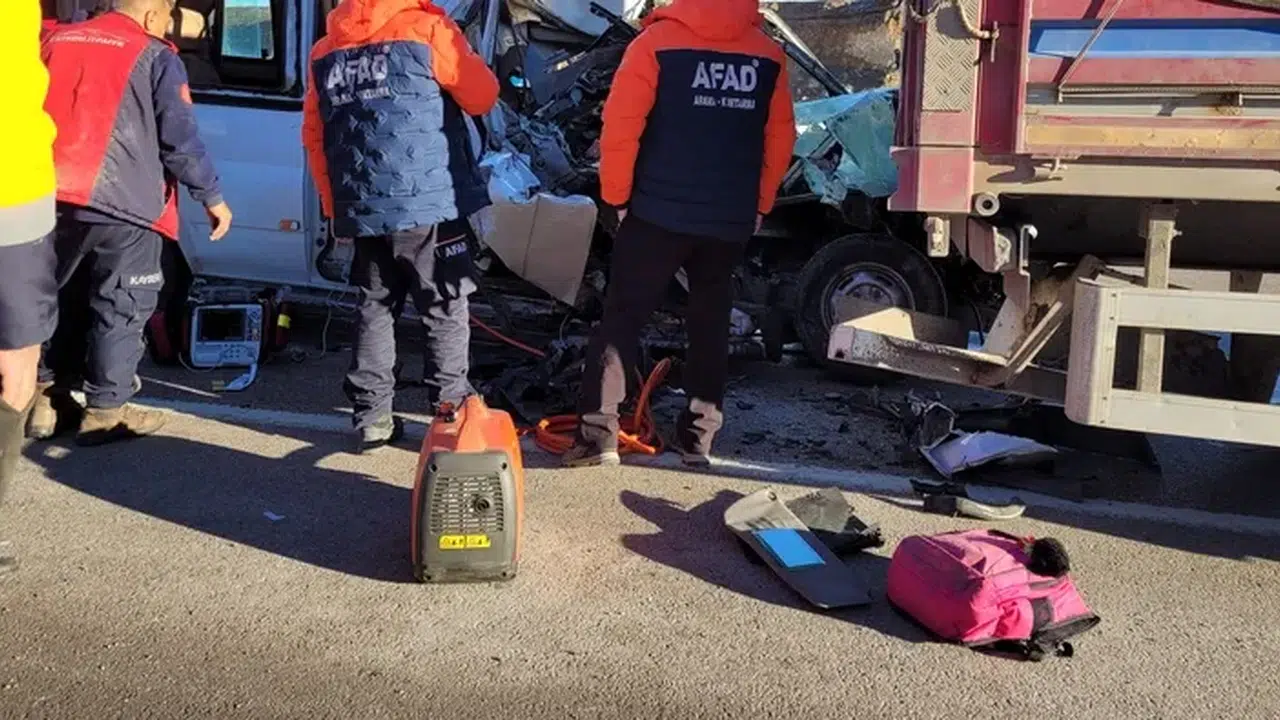 Kayseri’de Feci Kaza Öğrenci Servisi TIR’a Çarptı, 1 Kişi Hayatını Kaybetti