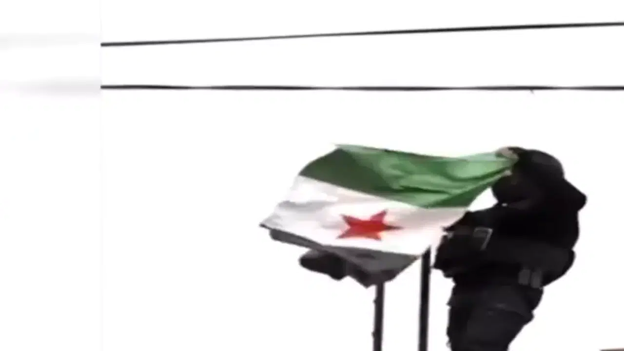 Haseke’de dengeler değişiyor: Şam yönetimi kent merkezine girdi, bayrak göndere çekildi