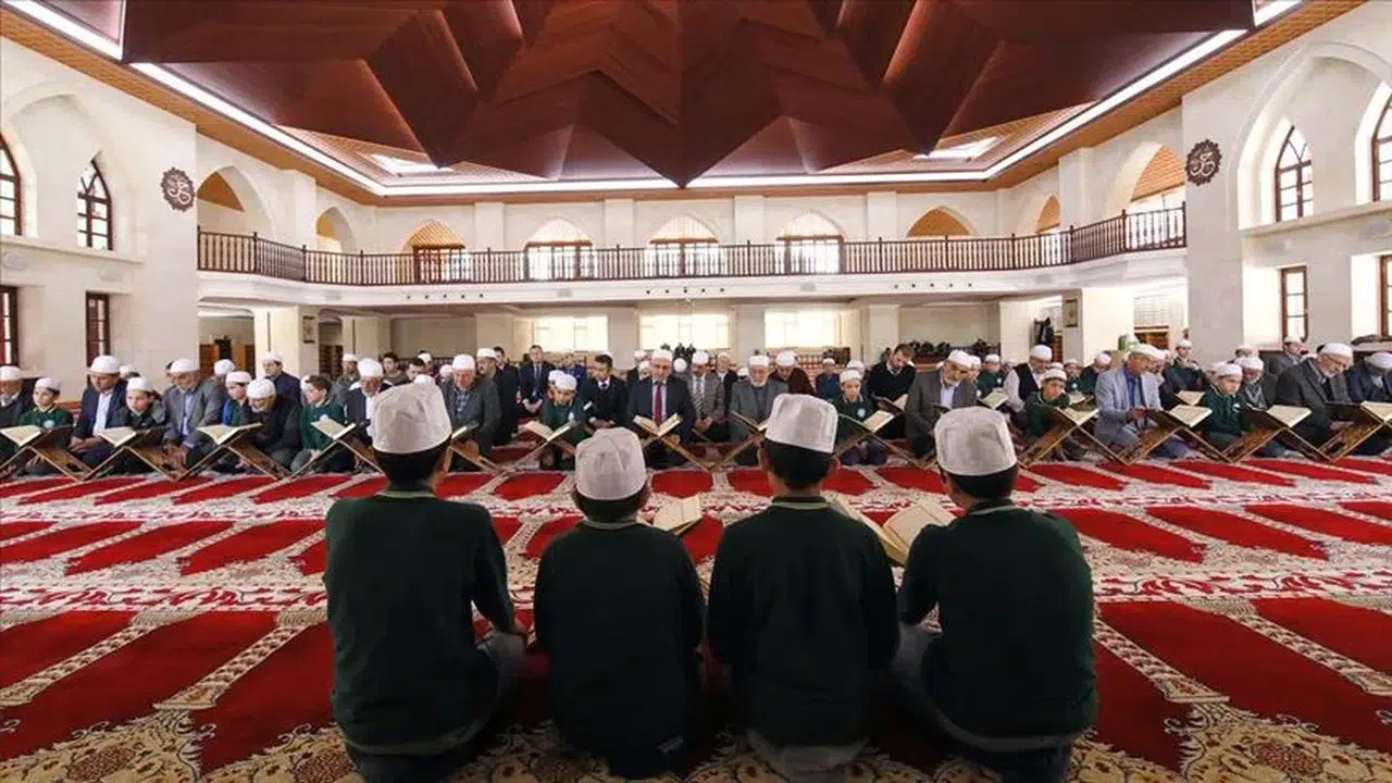 Ramazanda Hangi Kanal Saat Kaçta Mukabele Yayını Yapıyor? (2026)