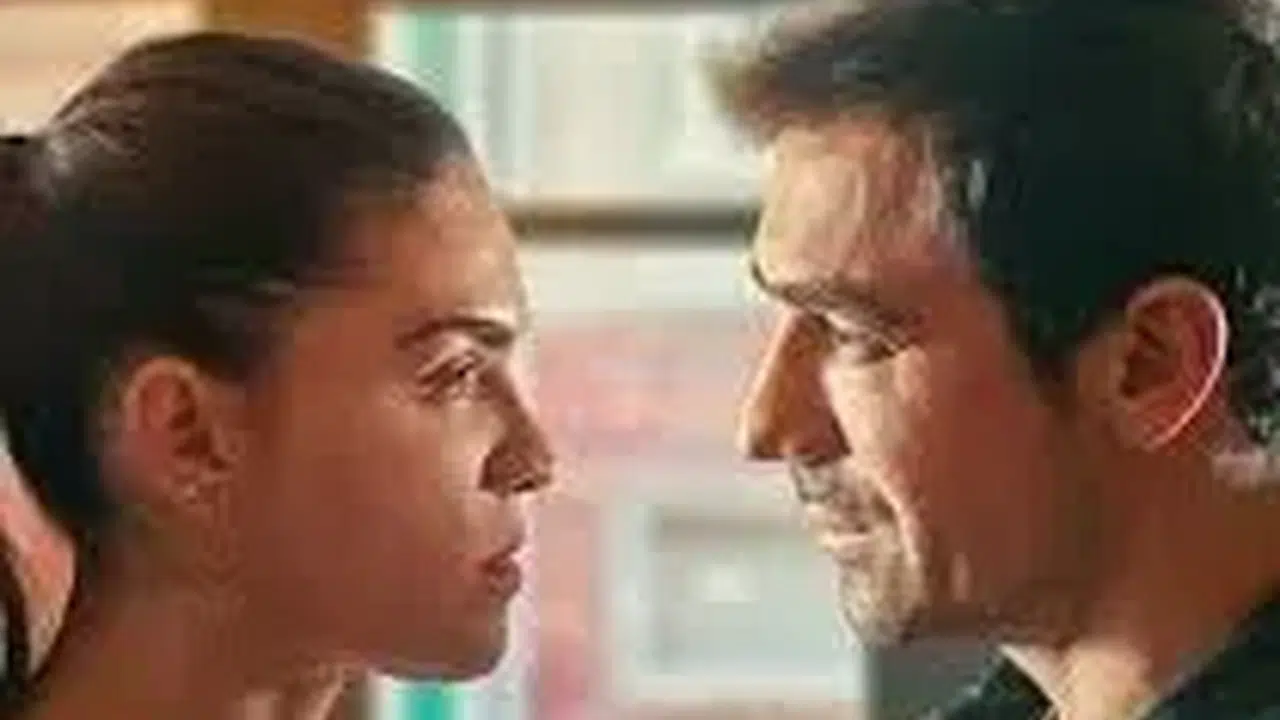 Ayrılık da Sevdaya Dahil oyuncularının yaşları kaç, Yavuz Turgul imzalı dizide İbrahim Çelikkol ve Emine Meyrem başrolde...