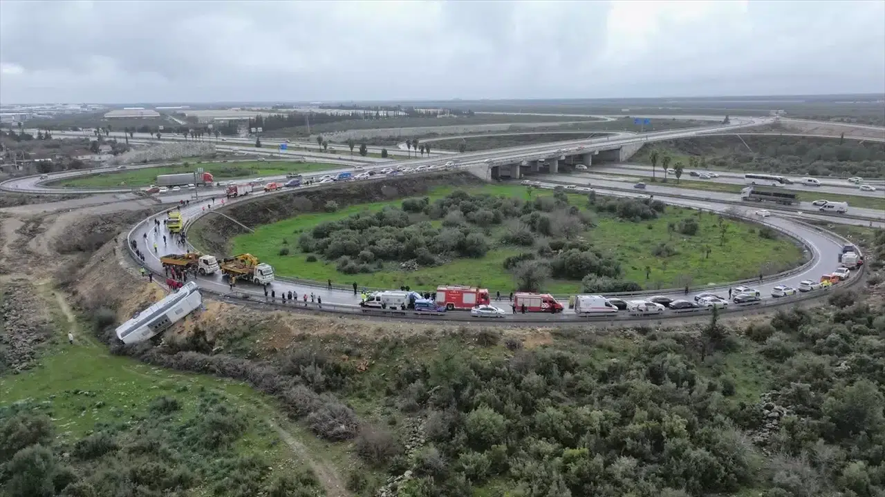 Antalya Döşemealtı’nda kaza neden yaşandı, şarampole devrilen otobüste kaç kişi yaralandı ve öldü?