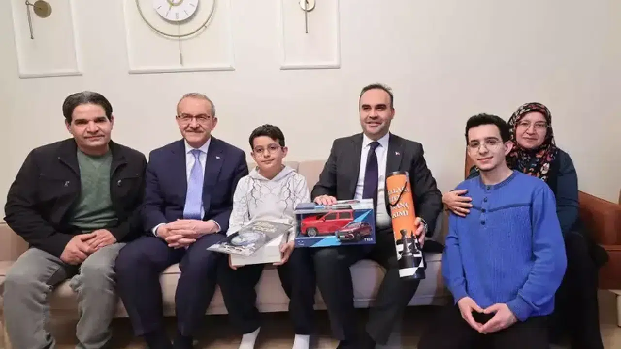 Malatya’da İftar Sofrasında Buluşma! Bakan Kacır Depremzede Aileyi Ziyaret Etti