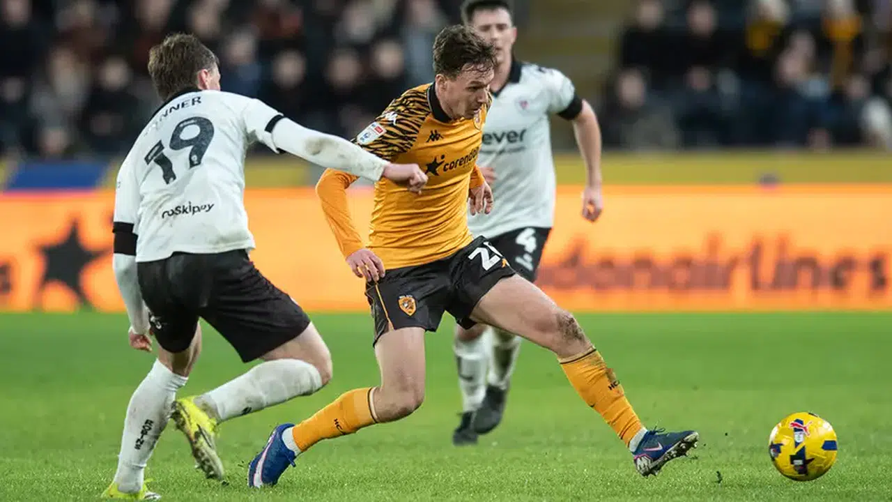 Oyun iki kez durdu, tribünler tezahürat yaptı... Hull City maçında sincap golü!