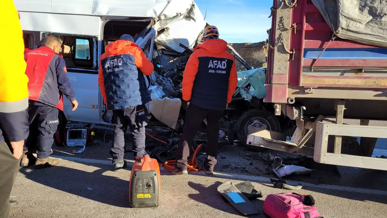 Okul yolunda can pazarı! Öğrencileri taşıyan araç tıra çarptı