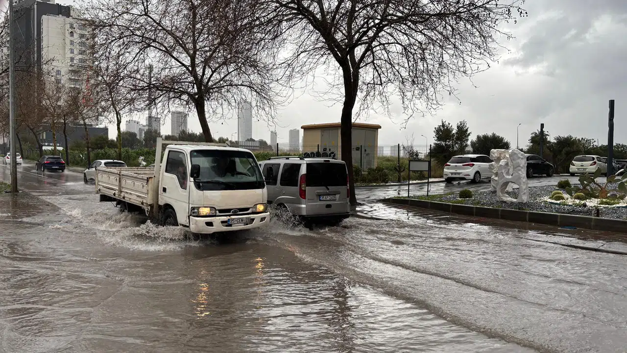 Meteoroloji Uyardı, İzmir’de Sağanak Yolları Göle Çevirdi!