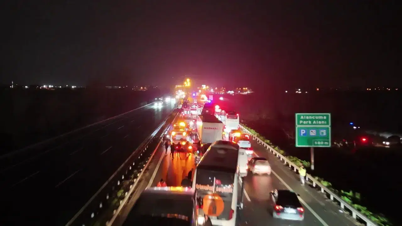 Otoyolda zincirleme kaza, 16 araç hurdaya döndü!