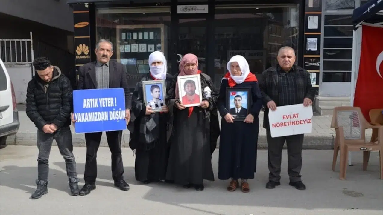 Muş’ta evlat nöbeti sürüyor, ailelerden çocuklarına çağrı