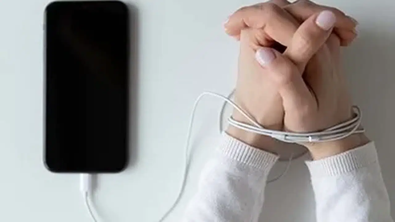 Nomofobi (Telefonsuz Kalma Korkusu) Nedir, Neden Olur, Belirtileri Nelerdir ve Nasıl Anlaşılır?