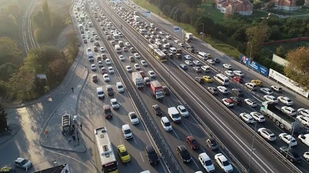 İstanbul trafik durumu bugün nasıl, anlık yoğunluk hangi bölgelerde arttı? Köprüler, TEM ve şehir içi yollarda son durum