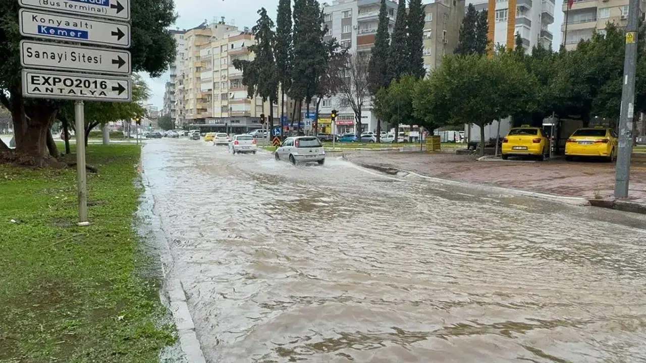 17 Şubat’ta İzmir’de eğitim var mı, tatil kararı açıklandı mı, okullarda ders işlenecek mi?
