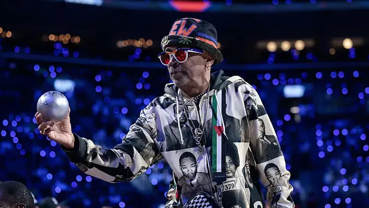 Ünlü Yönetmen Spike Lee NBA Maçında Filistin Bayrağı Taşıdı!