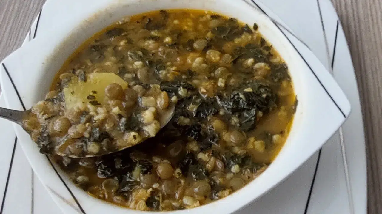 Evelik Çorbası Besin Tablosu: 250 ml Kaç Kalori, Kaç Gram Yağ ve Karbonhidrat Var, Kilo Aldırır mı?