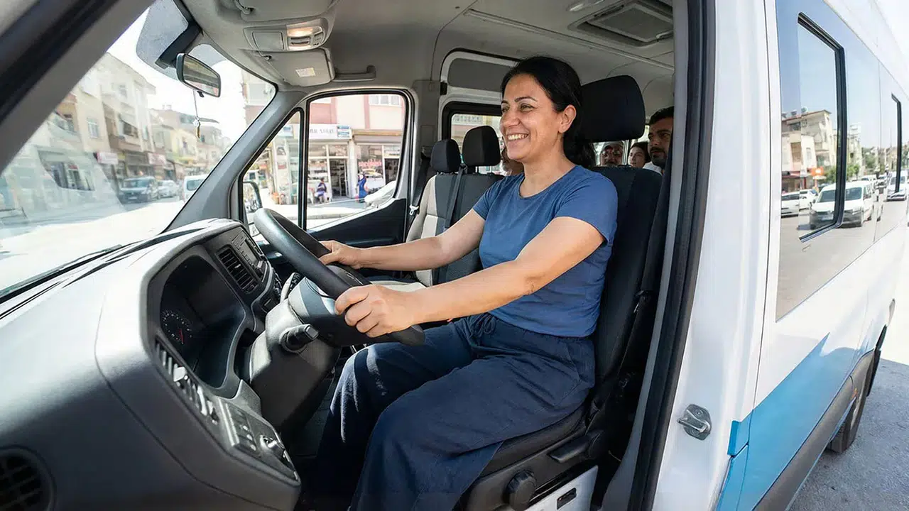 Kadın minibüs şoförü Zeynep Kılıç kimdir, nereli, kaç yaşında, ne iş yapıyor? Hatay’dan ilham veren hikaye