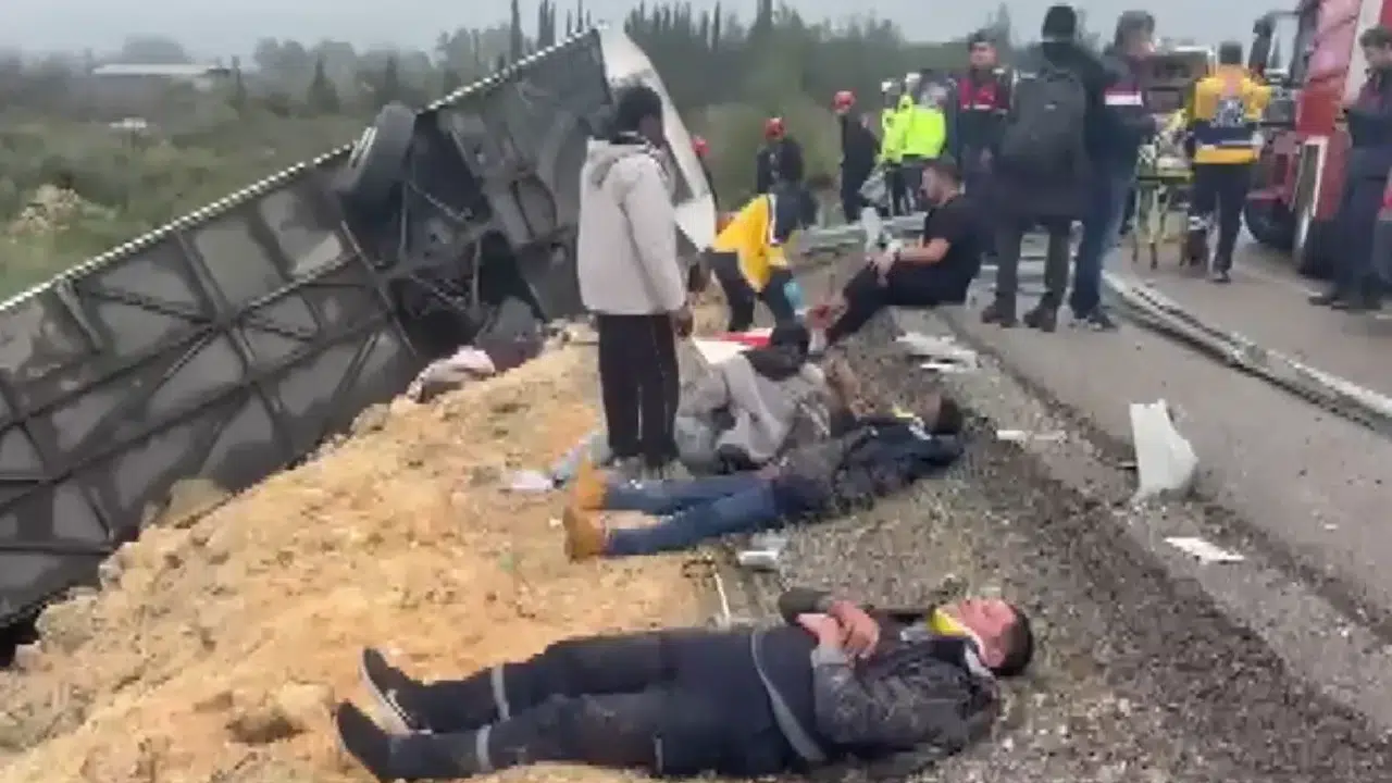 Antalya’da yolcu otobüsü devrildi: Çok sayıda yaralı var!