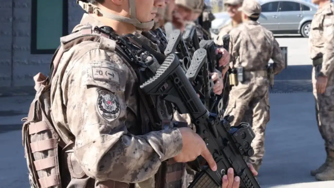 Kayseri’de Eş Zamanlı Baskın: Çok Sayıda Silah ve Uyuşturucu Ele Geçirildi