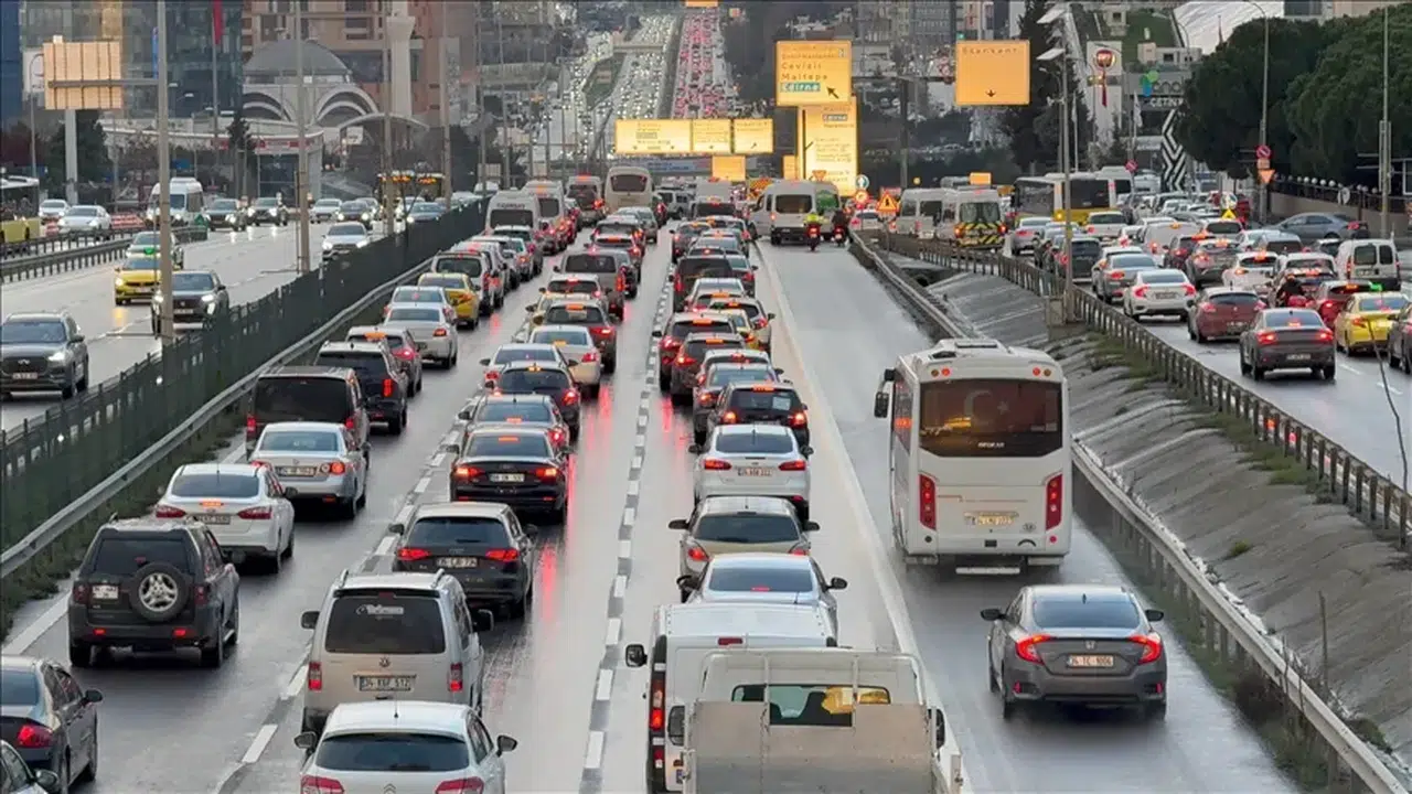 İstanbul’da Sabah Çilesi! Trafik Yüzde 90’a Dayandı, Araçlar Durma Noktasında
