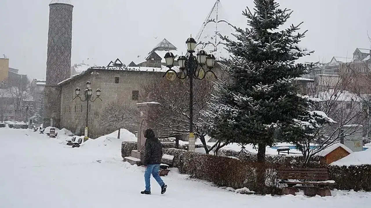 Erzurum’da Kar Esareti! 3 İlçede Okullar İçin Tatil Kararı