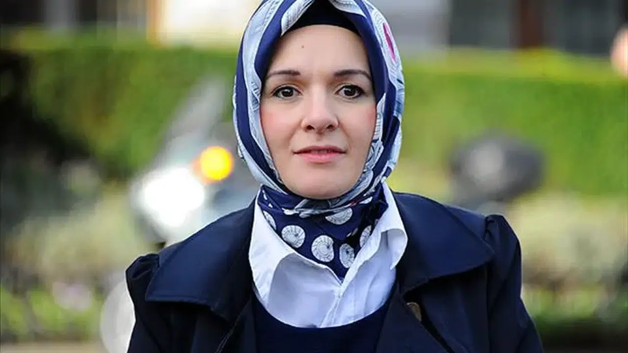 Mahinur Özdemir Göktaş Kaç Yaşında, Aslen Nereli, Mesleği Ne, Kaç Dil Biliyor, Hangi Görevlerde Bulundu, Evli mi?