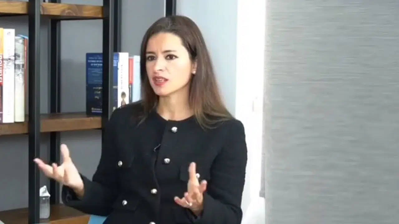 Öznur Küçüker Sirene hayatı (kimdir)  Babası olmadan mı büyüdü, Türkiye’nin sesi nasıl oldu?