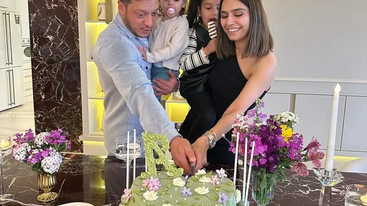 Mesut Özil ve Amine Gülşe Üçüncü Çocuk Müjdesini Verdi: “Aile Her Şeydir”