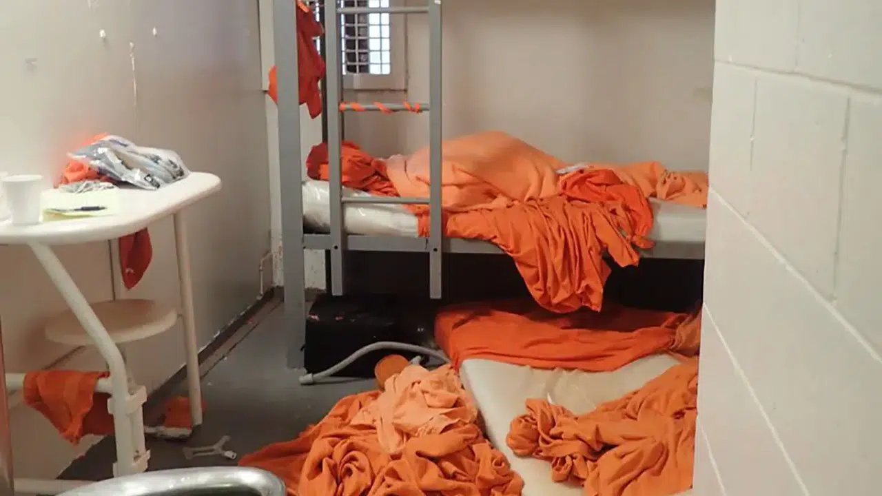 Jeffrey Epstein’in hücresine o gece kim girdi? Gömülen iki kız iddiası ne, turuncu ışık ne anlama geliyor?