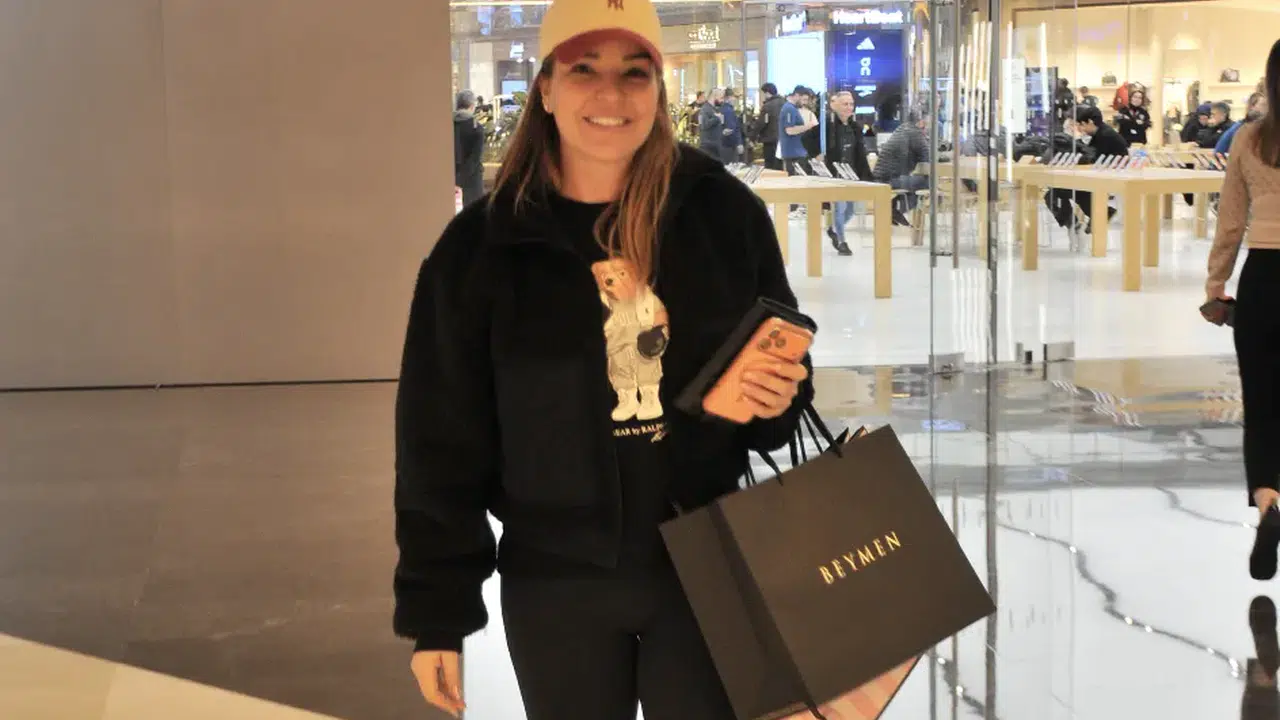 Şarkıcı Bengü AVM'de hayranlarını geri çevirmedi