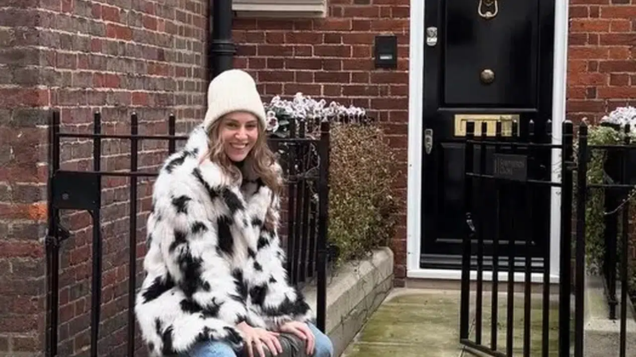 İki Çocuk Annesi Sinem Kobal’ın Londra Stili Konuşuluyor!