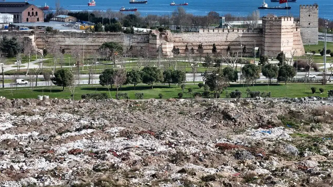 Kazlıçeşme Meydanı Neden Moloz Sahasına Döndü? Çöpler neden tarihi alanda birikti?