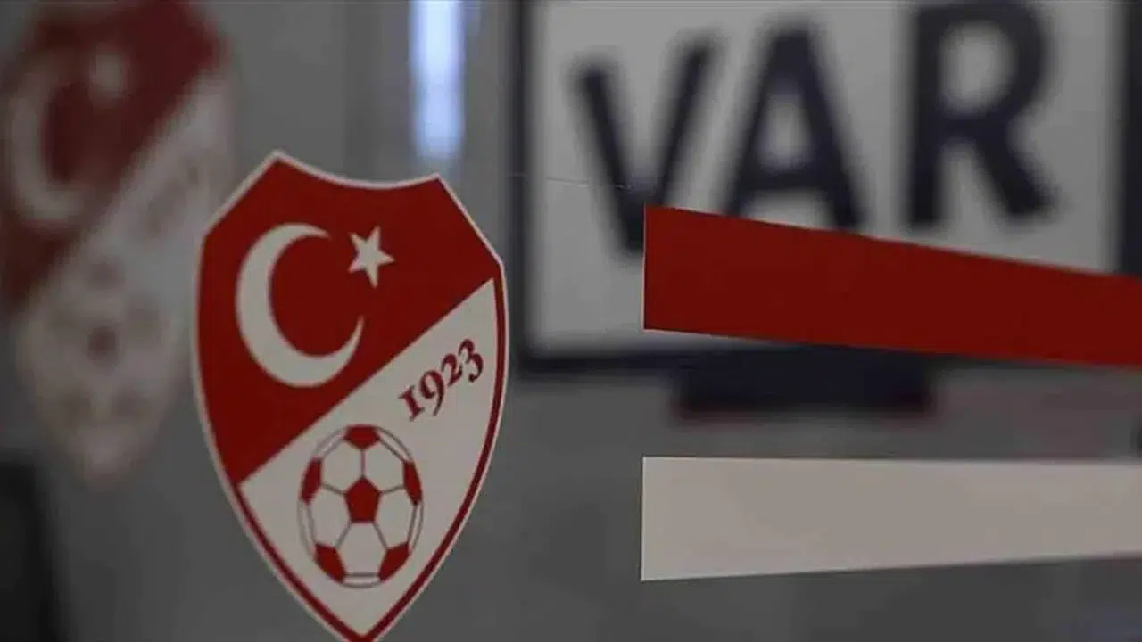 Fenerbahçe Gençlerbirliği maçının VAR hakemi kim oldu? Tartışmalı pozisyonlara Riva'dan müdahele