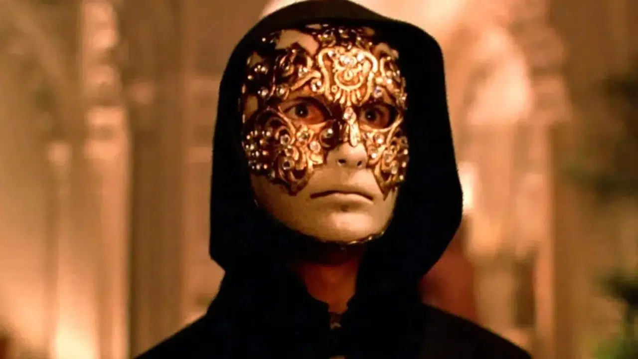 Eyes Wide Shut filmindeki kayıp sahneler neden yok, sansür mü, bilinçli belirsizlik mi?