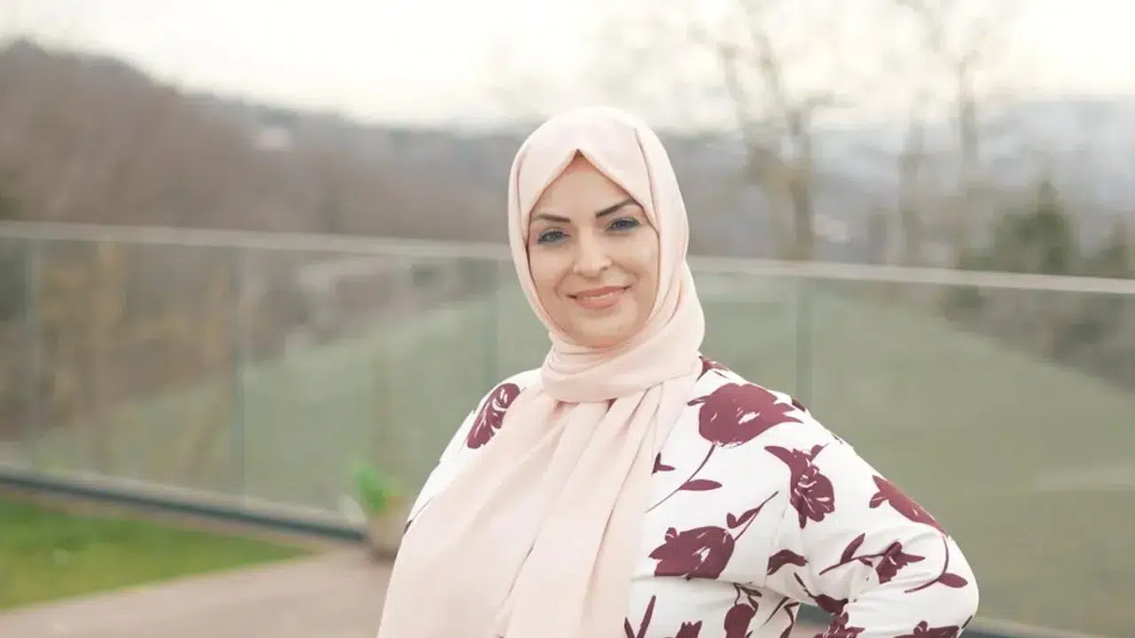 Yemekteyiz Aynur Hanım kim, kaç yaşında, nereli?  Yemekteyiz yarışmacısı Aynur Hanım hakkında merak edilenler