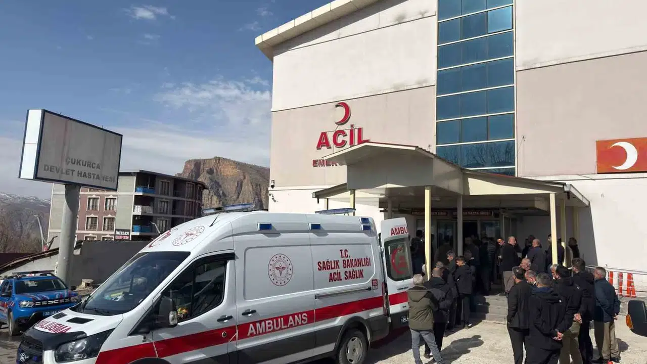 Hakkari’de yürekleri ağza getiren kaza... Transit savruldu, 8 hayat altüst oldu!