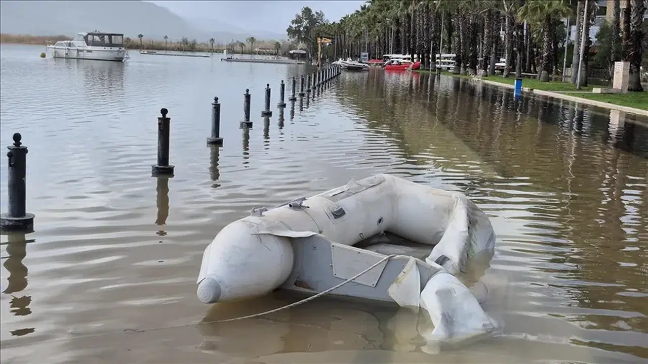 Köyceğiz Gölü taştı: Bodrum katları sular altında kaldı