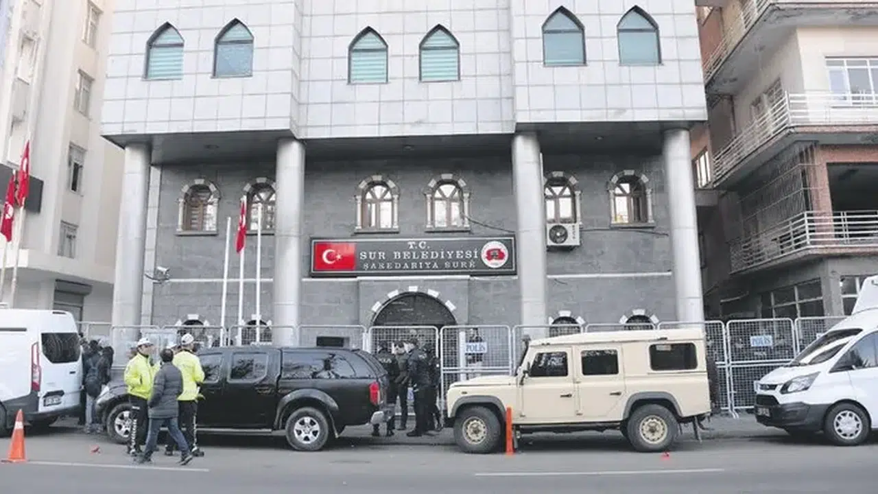 DEM Partili Sur Belediyesi’nden provokatif hamle: Ay-Yıldız logodan kaldırıldı