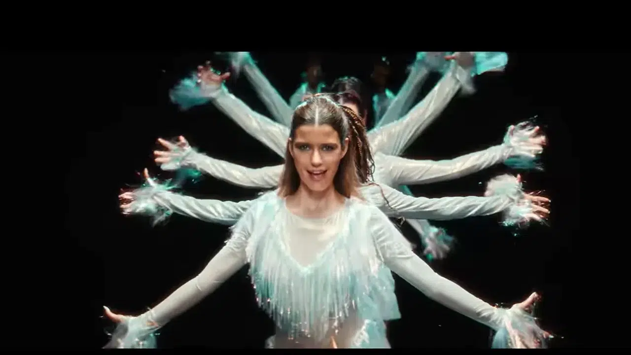 Yeni imaj, yeni alan... Beren Saat’in İngilizce şarkısı olay oldu!