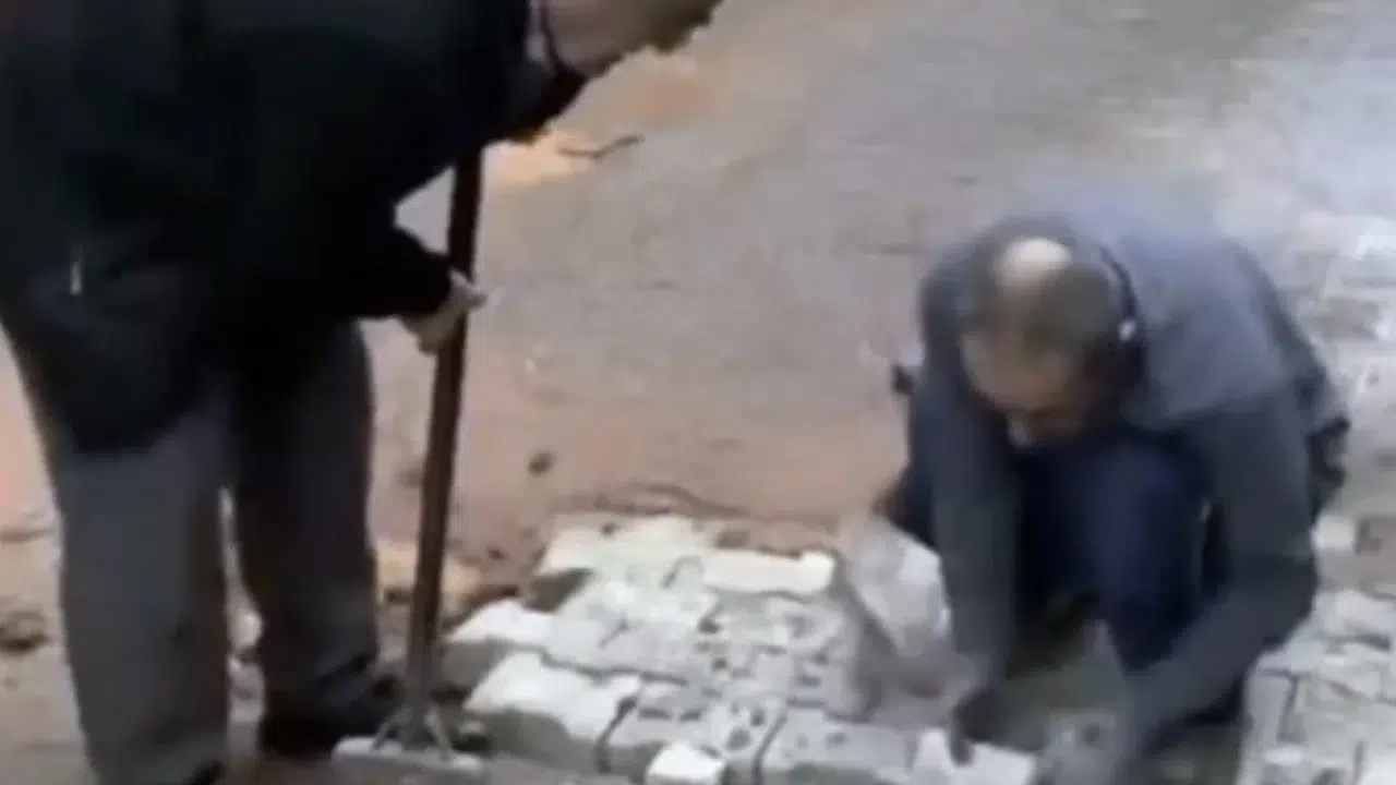 İzmir Karabağlar’da Bozuk Yollar Neden Onarılmıyor, Vatandaşlar Yolları Kendileri mi Düzeltmeye Başladı?