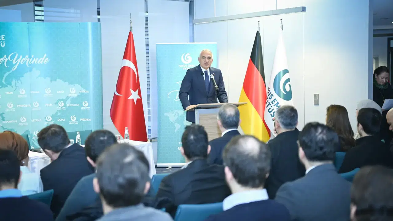Berlin’de Türkçe öğrenen gençlerle buluşan Bakan Ersoy: 'Yunus Emre Enstitüsü toplumlar arasında güçlü bir köprü'