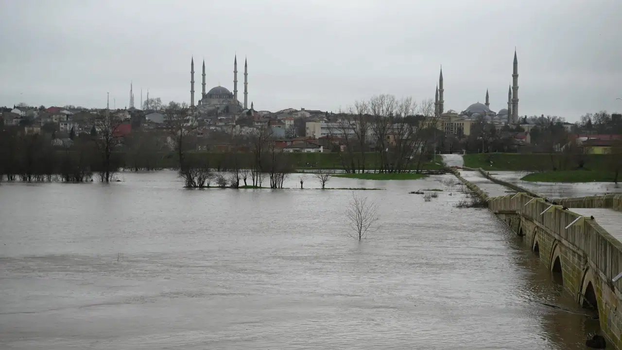 Edirne’de nehir alarmı! Tunca’da debi yükseldi, Meriç yatağından çıktı
