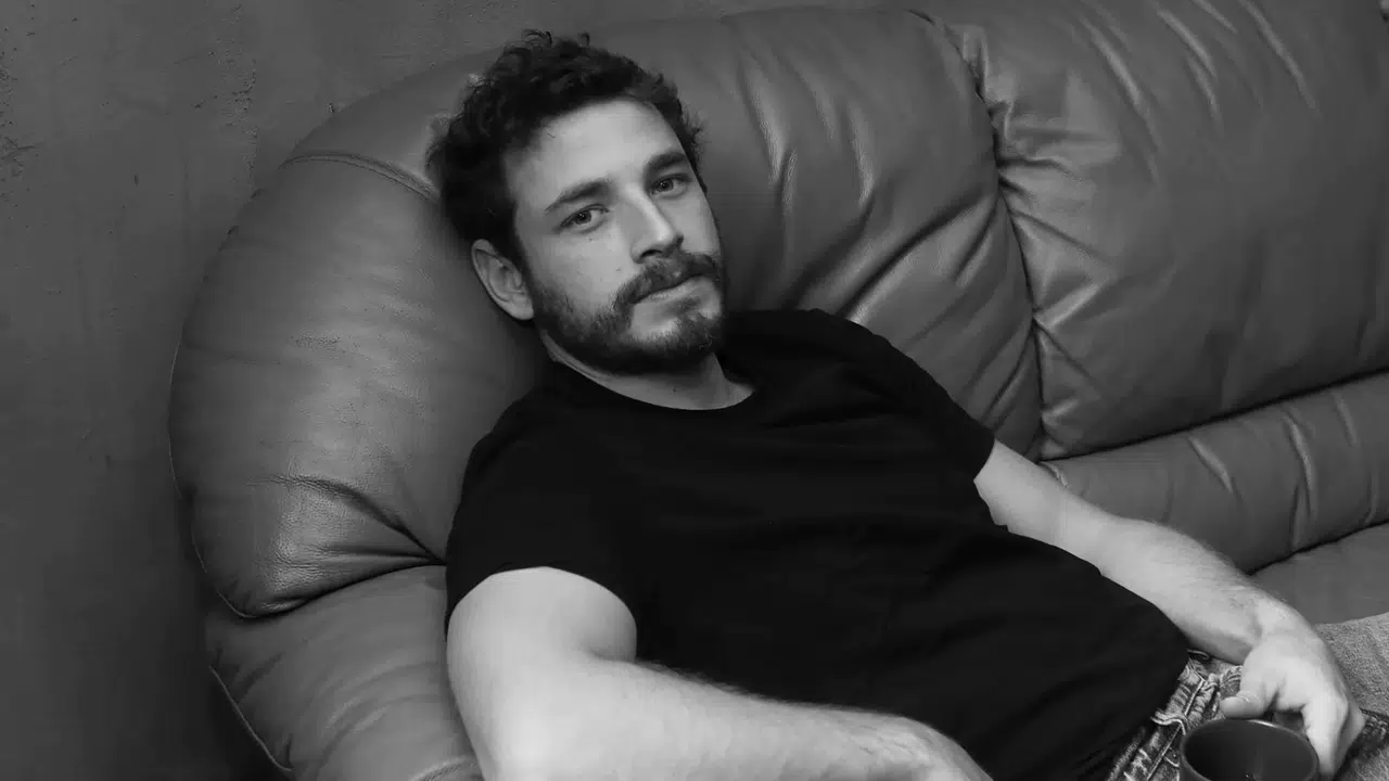 Cem Yiğit Üzümoğlu hayatı, kaç yaşında, nereli, evli mi, bekar mı, sevgilisi var mı, hangi dizilerle tanındı, neden gözaltına alındı?