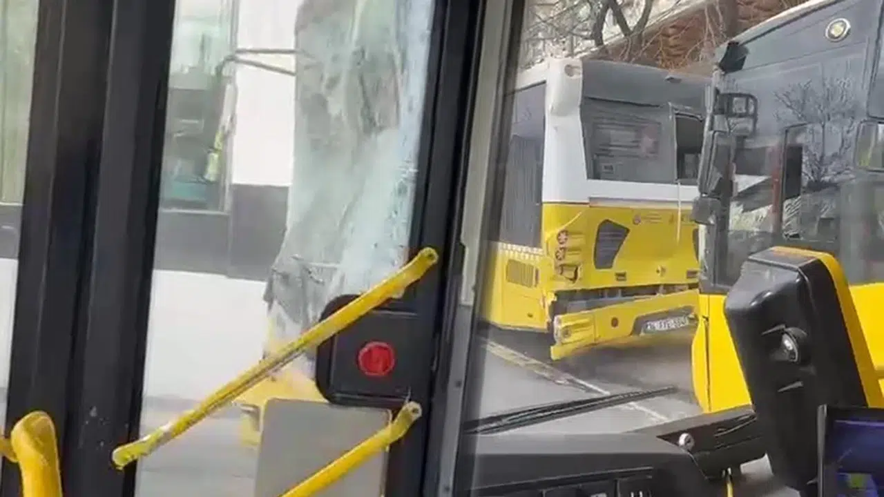 Fatih’te üçlü kaza! Otobüsler birbirine girdi