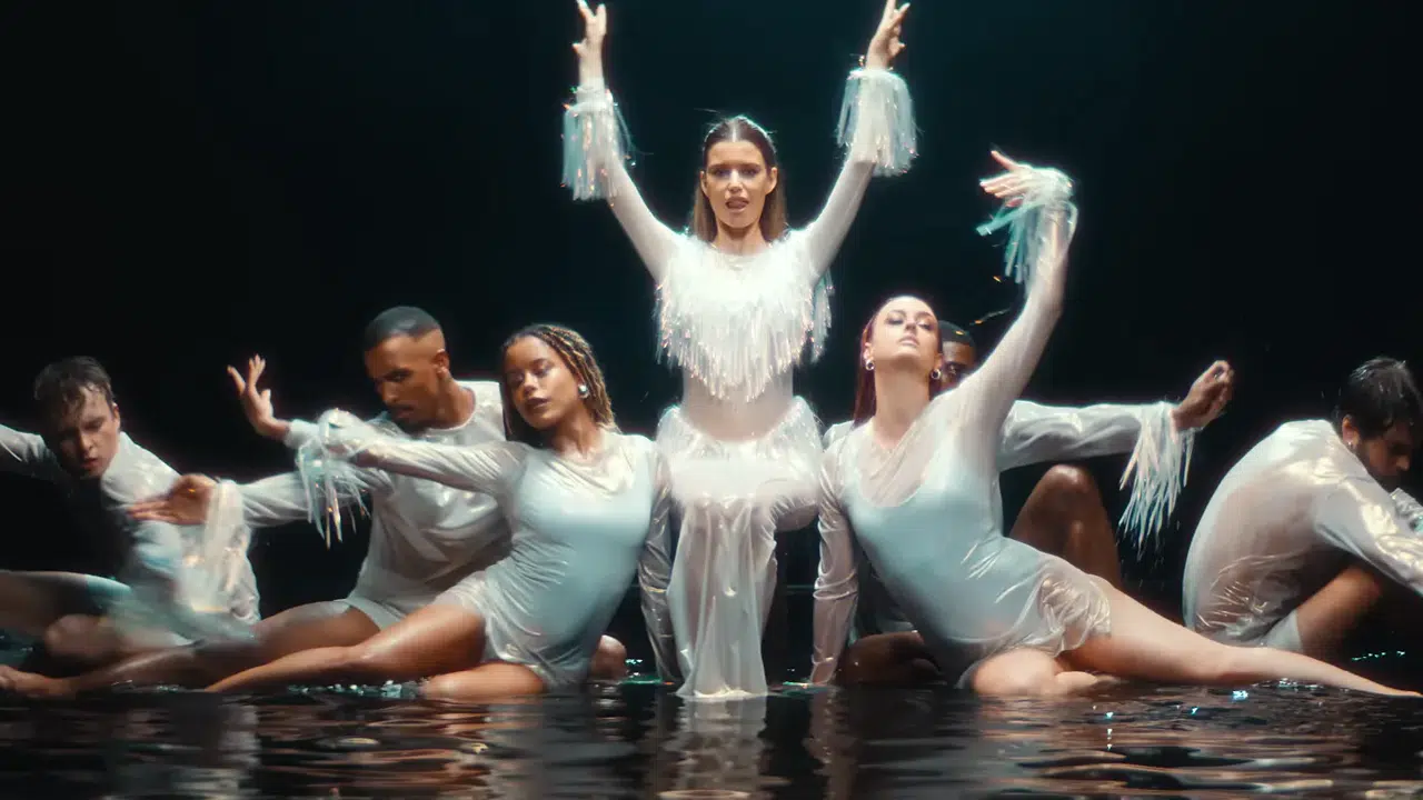 Beren Saat Şarkı Çevirisi Ne? CapitaliZoo Sözleri ve Türkçe Anlamı