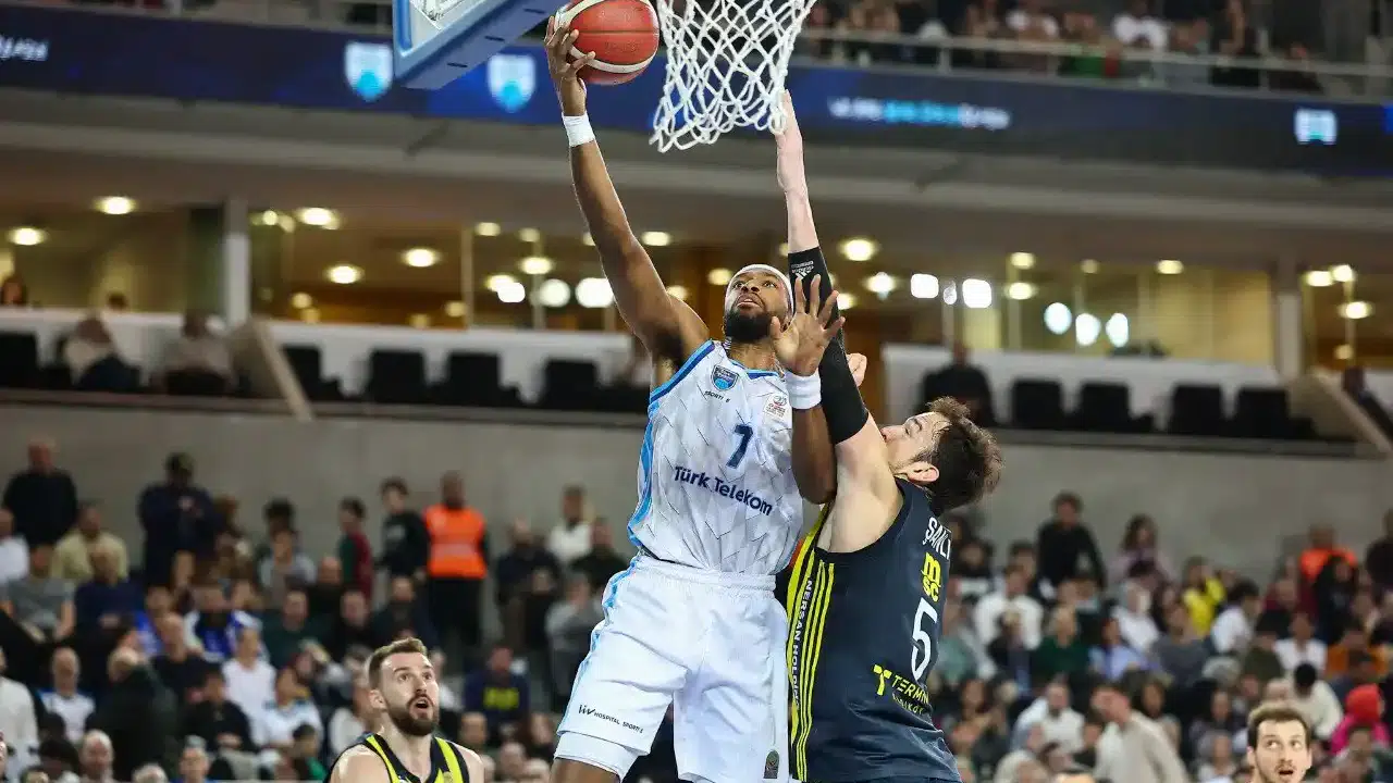 Türk Telekom Fenerbahçe Beko maçı kaç kaç bitti, sonuç ne oldu, kim kazandı, liderin serisi nereye gidiyor?