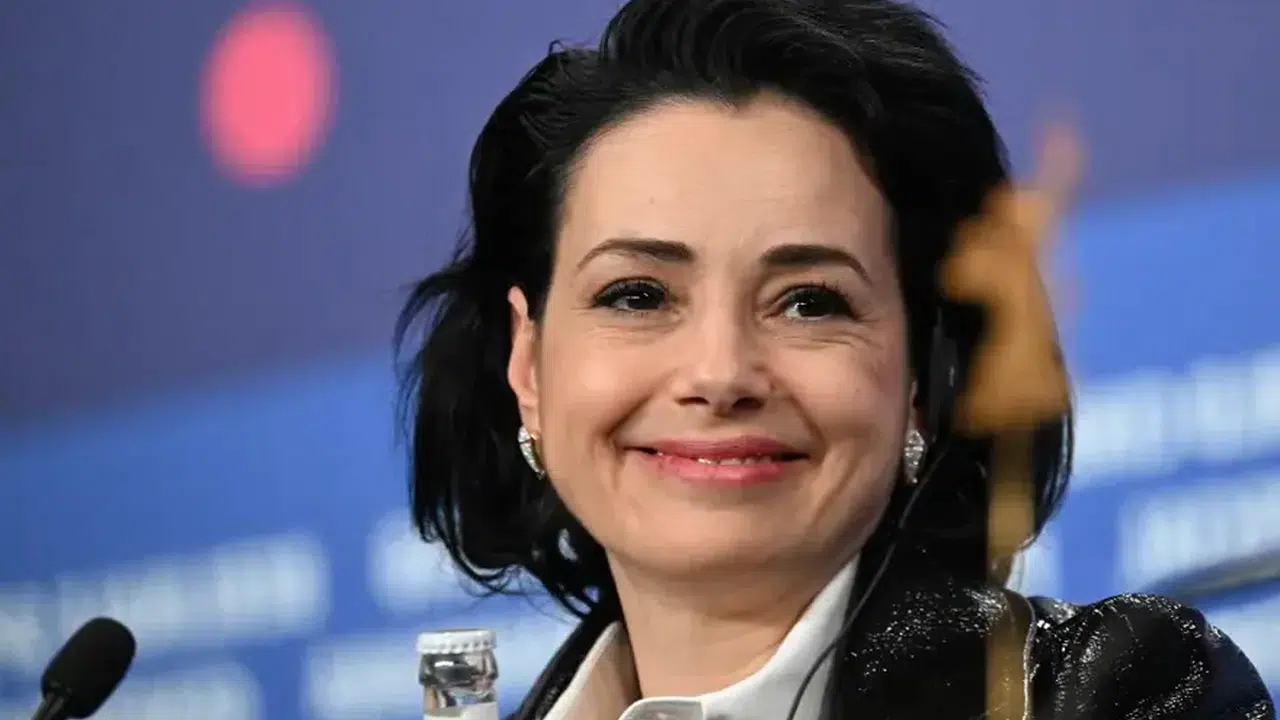 Özgü Namal’dan Berlin çıkışı: Sarı Zarflar neden yurt dışında çekildi? Türkiye sorusuna verdiği mesaj neydi?