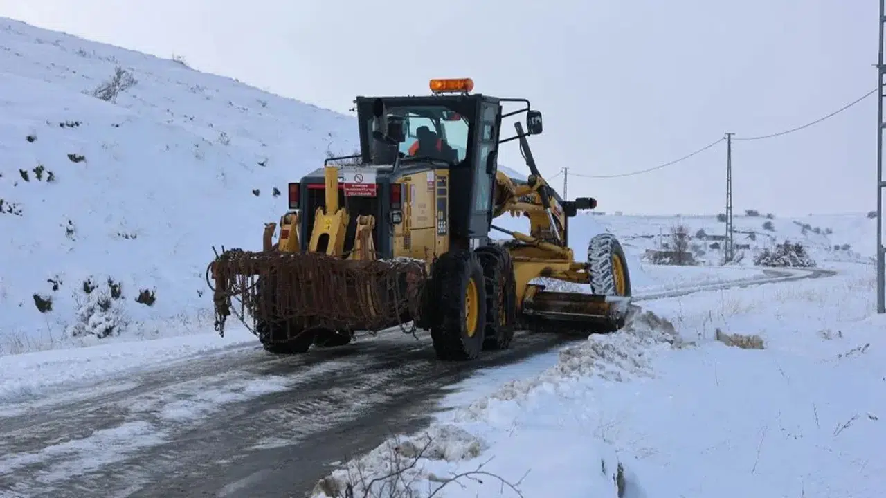 Sivas’ta Kar Alarmı! 432 Yerleşim Yolu Ulaşıma Kapandı