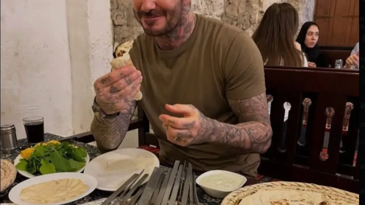David Beckham Katar’da mutfağa girdi: Kebap yedi, lavaşı kendi elleriyle pişirdi!
