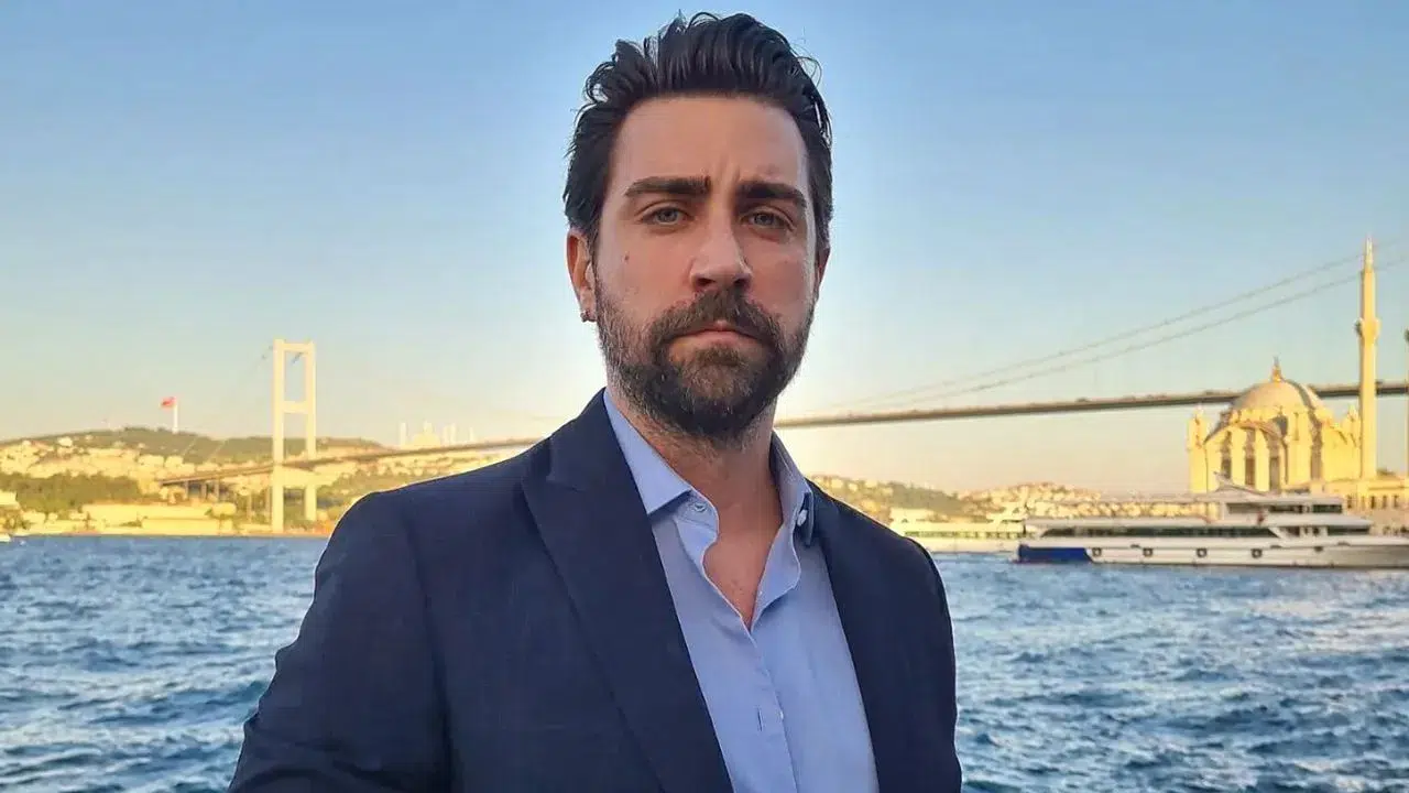 Çirkin Dizisi Kadir kim, gerçek adı ne? Çağlar Ertuğrul kaç yaşında, nereli, boyu kaç, TV dizileri ve kariyeri