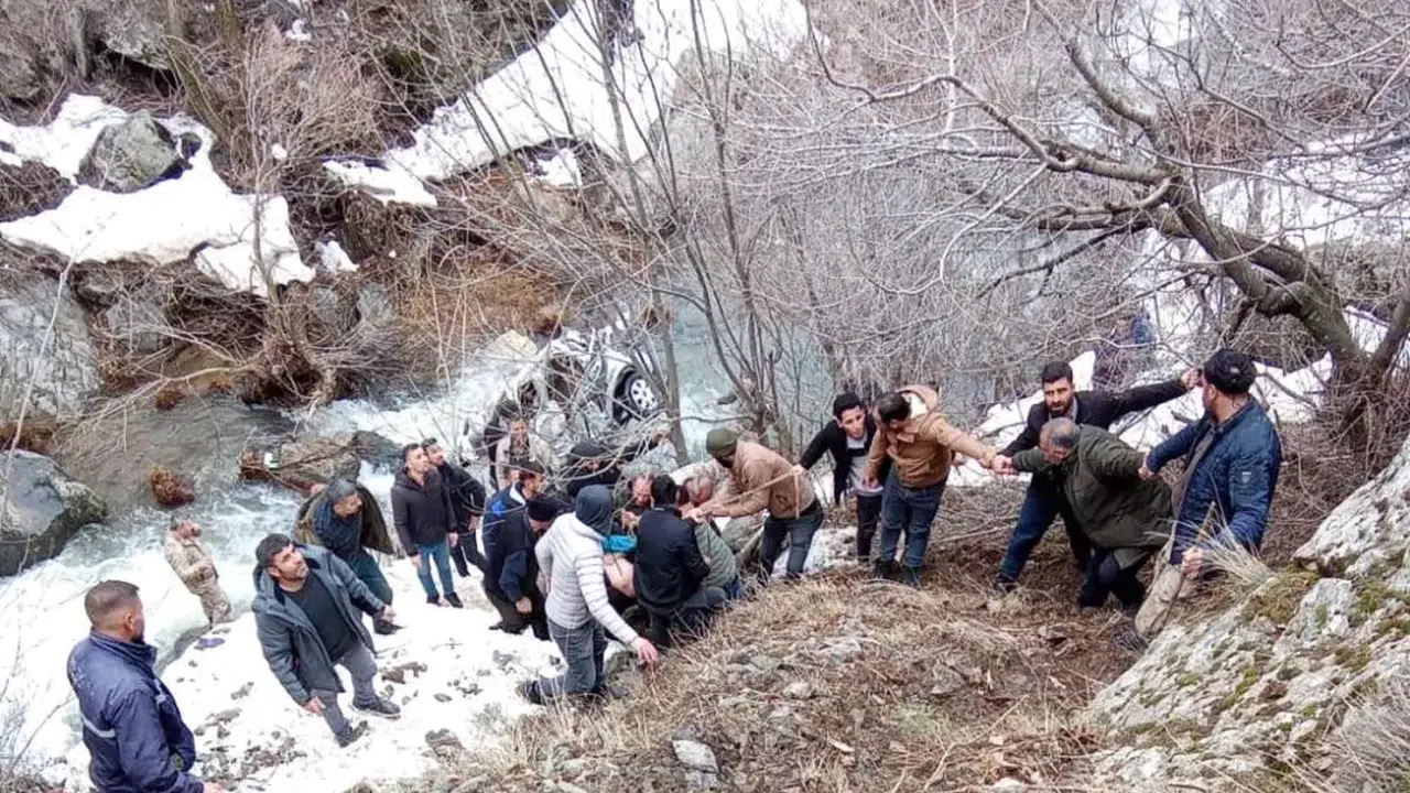 Güroymak’ta yürek yakan kaza, aynı araçta 3 can kaybı