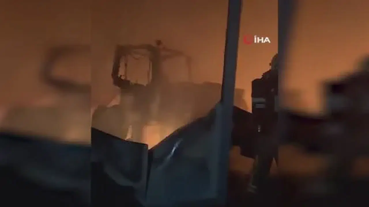 Karanlık gecede alevler, sabahında enkaz... Her şey kül oldu, emek havaya savruldu!