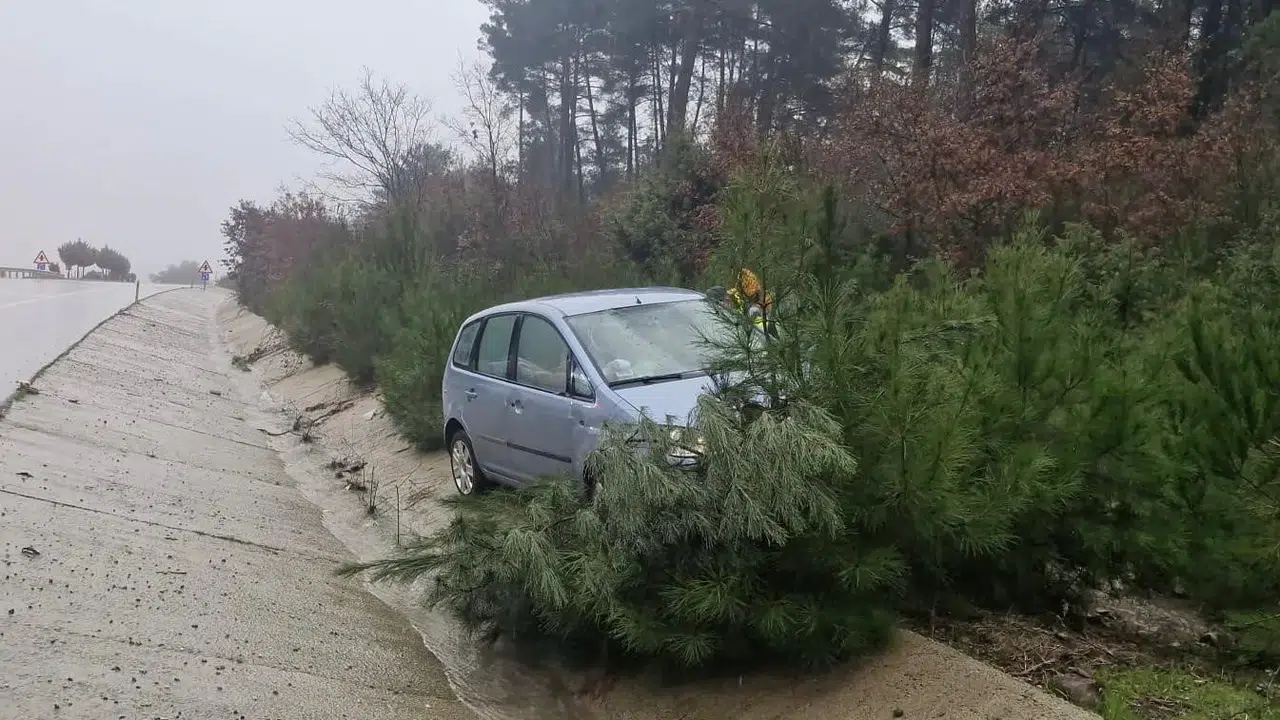 Çanakkale'de feci kaza! Ağaca çarpan araç hurdaya döndü