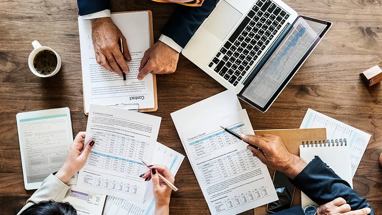 İşletme yönetimi maaşları 2026 ne kadar? Mezunlar ne iş yapar? 2 yıllık, 4 yıllık farkı